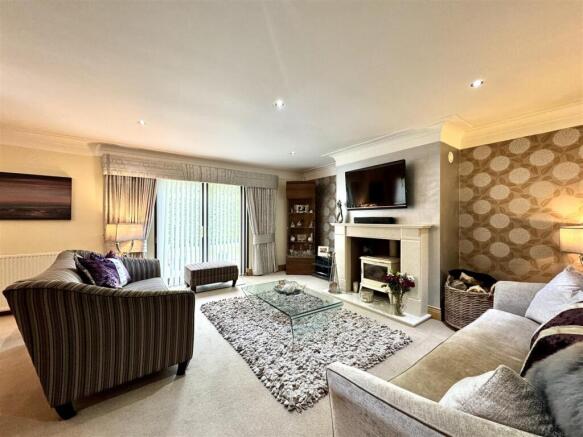 Lounge/Dining Room
