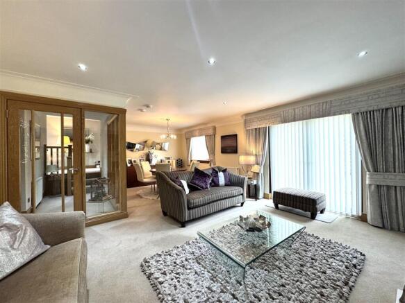 Lounge/Dining Room