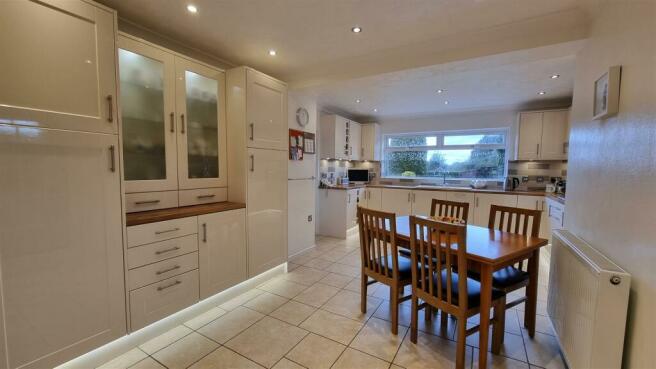 EXTENDED & REFITTED KITCHEN DINER