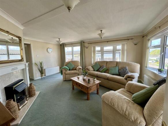 24 THE OAKS LOUNGE 1B.jpg