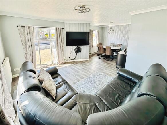 Lounge/Dining Area
