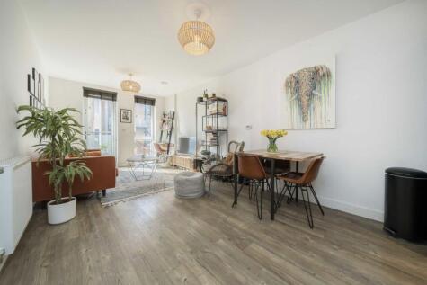 Colonnade Gardens, Acton