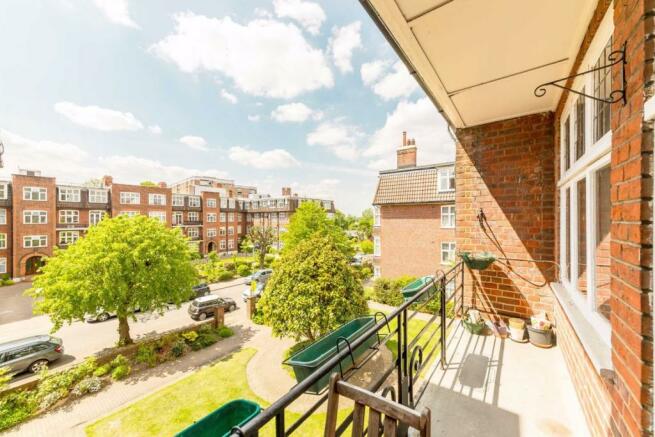 3 bedroom flat for sale in Portsmouth Road, Surbiton, KT6