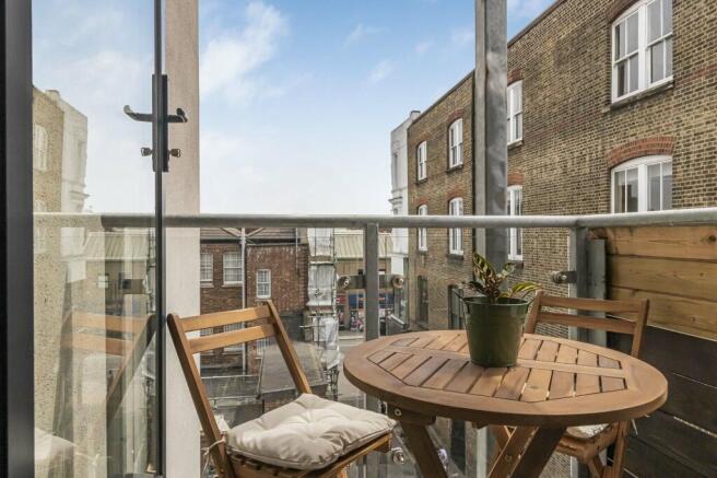 Kitchen & balcony