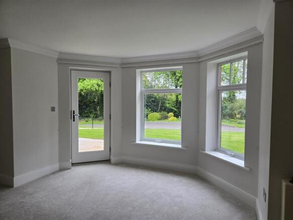 4 Middleton Woods - lounge.jpg
