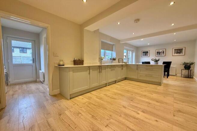 25' Kitchen/Dining Room