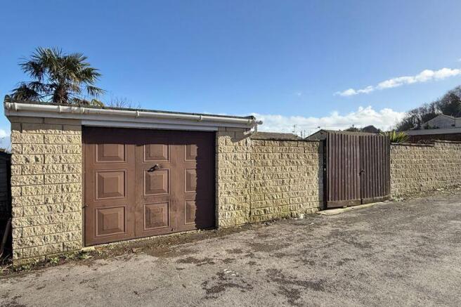 Large Garage & Access to Rear