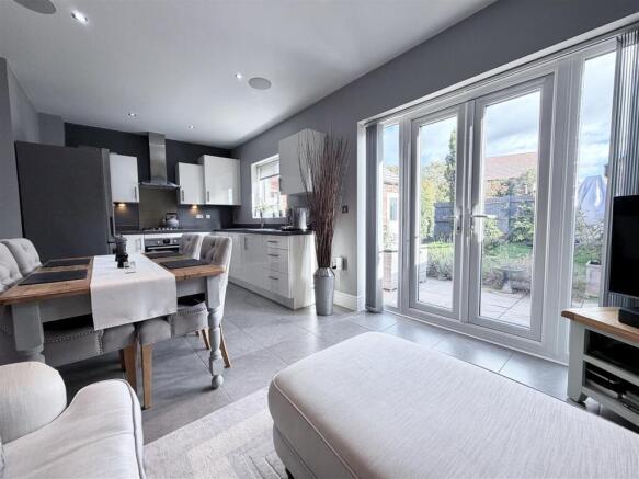 Spacious Dining Kitchen