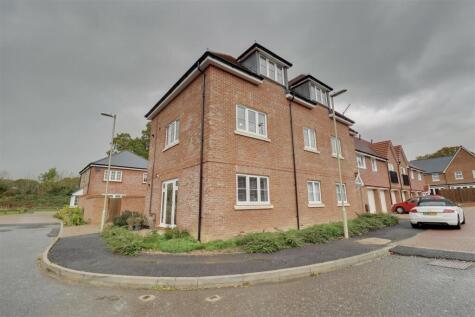 Coddington Grove, PO8 9ZE