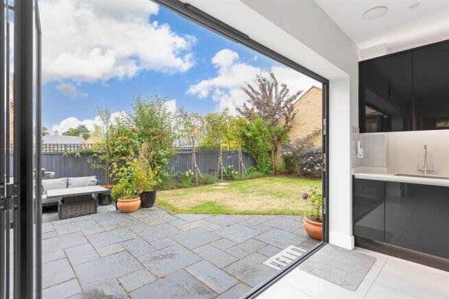 Bi-folds to garden