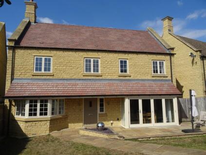 Sargent Square, Broadway, WR12