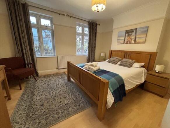 Two double bedroom split-level flat close to tran