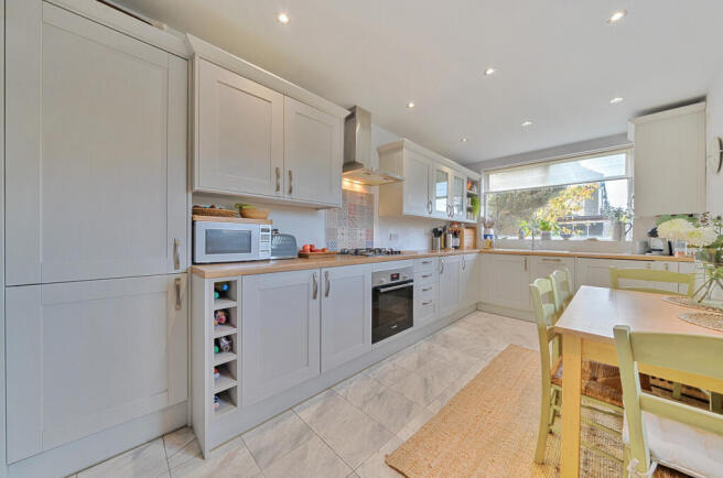 1371877-15-690350...