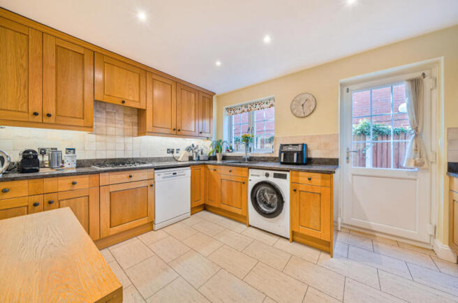 1372973-15-68fb91...