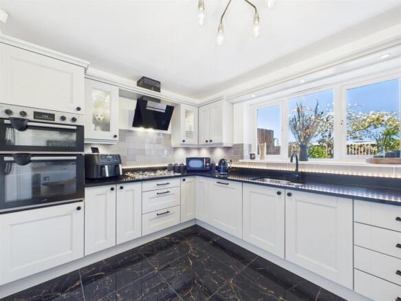 Kitchen 2.jpg