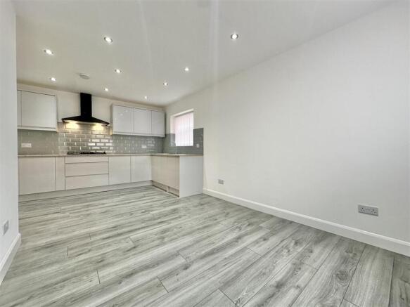 KITCHEN/LOUNGE/DINER