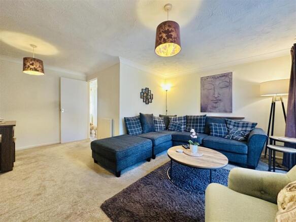LOUNGE/DINING