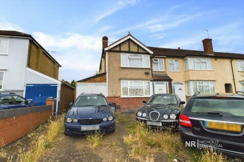 Chessington - 3 bedroom end of terrace house for sale