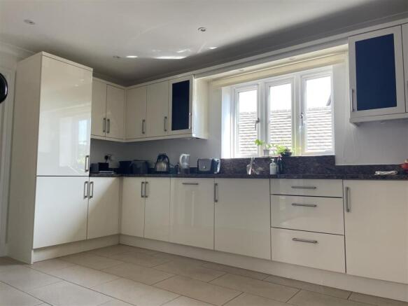 Kitchen 2.jpeg