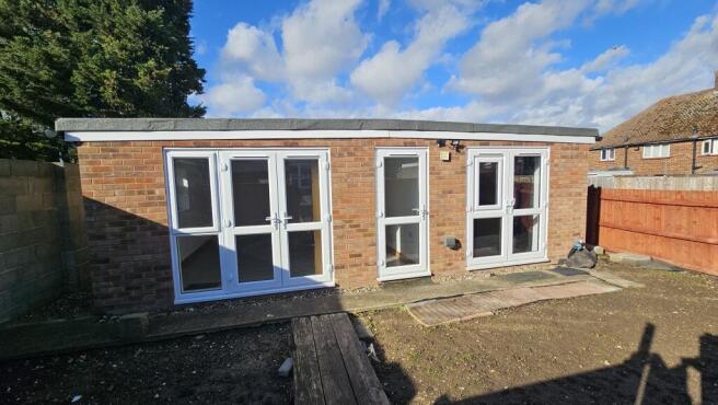 Detached outbuilding / bungalow