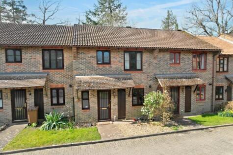 Pottery Court, Wrecclesham, Farnham, Surrey, GU10