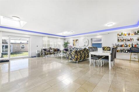 Chase Side, London, N14