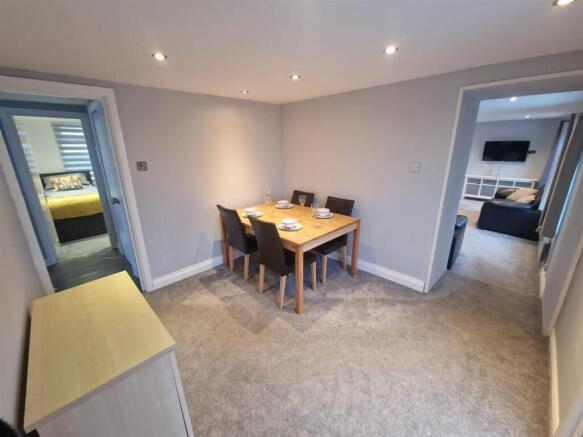 Dining room: