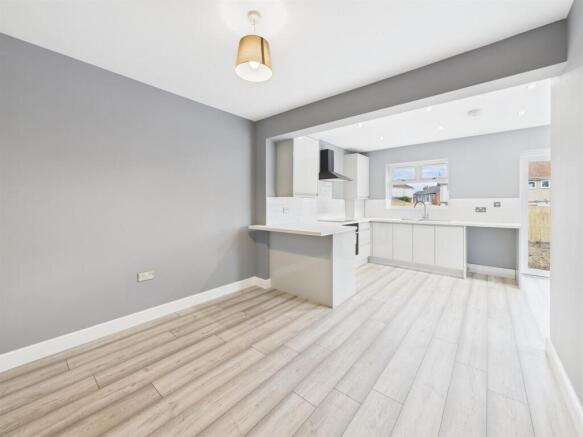 Open plan kitchen/dining/living: