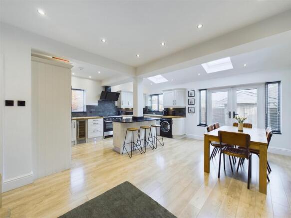Open plan kitchen/diner: