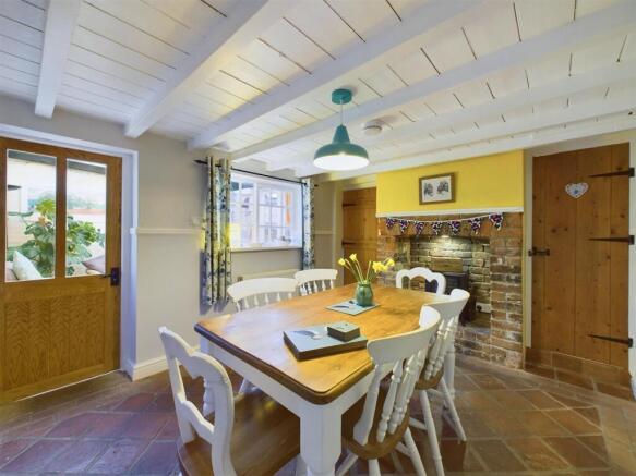 Dining room: