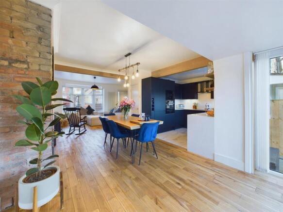 Dining room: