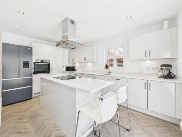Open plan kitchen/dining/living: