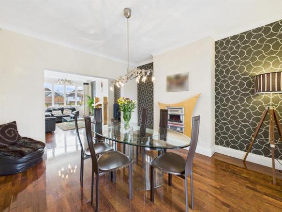 Dining room: