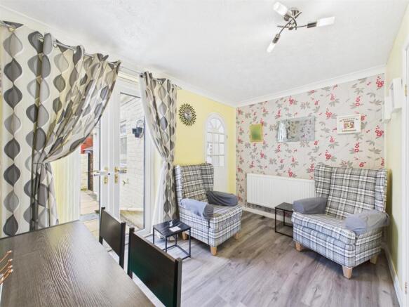 Dining/ sitting room: