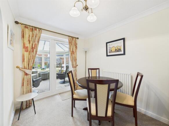 Dining room: