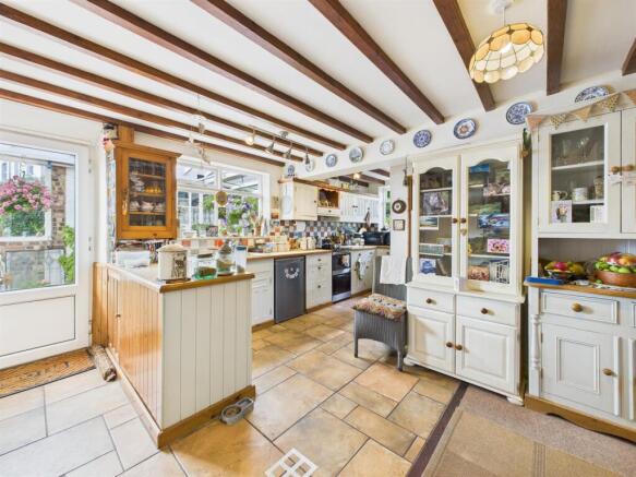 Open plan kitchen/dining/living area: