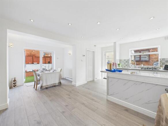 Open plan kitchen/dining/living: