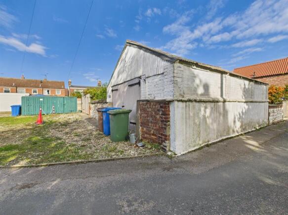 Garage/workshop: