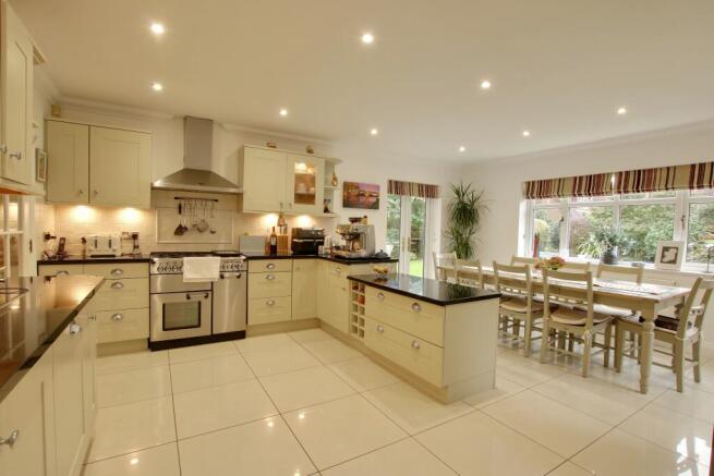 KITCHEN DINING ROOM