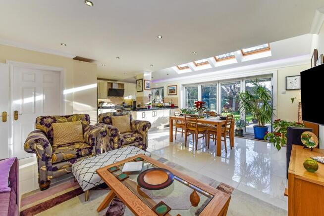 KITCHEN/DINER/FAMILY ROOM