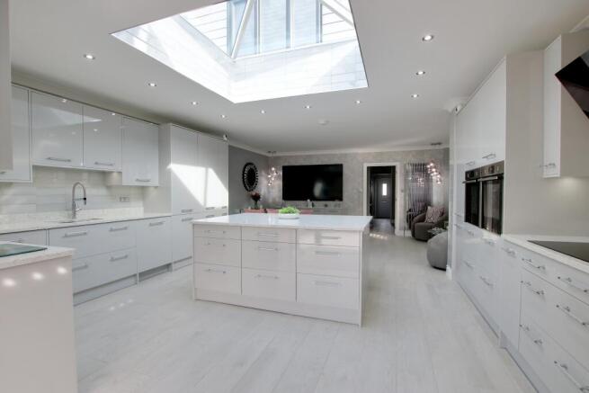 KITCHEN/DINER/FAMILY ROOM