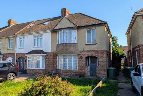 Cranleigh Road, Portchester. Auction Guide Price £180,000.