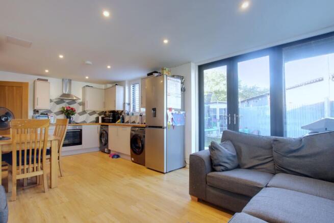 KITCHEN/LIVING ROOM