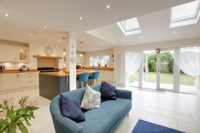 KITCHEN FAMILY ROOM