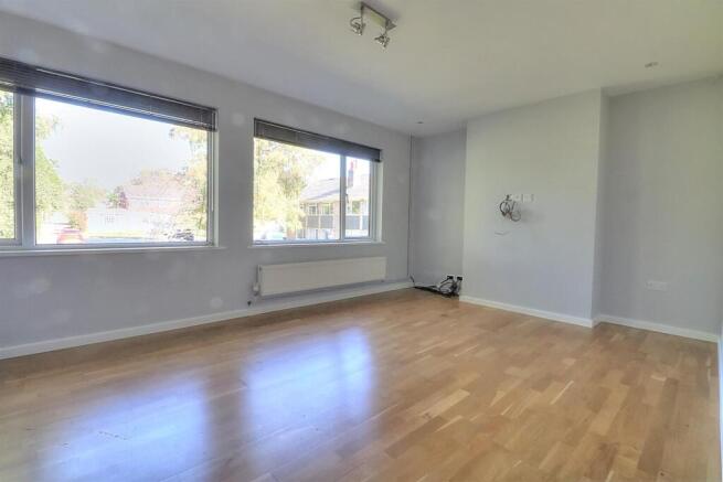 Sycamore Avenue 111 Sitt Room 1.jpg