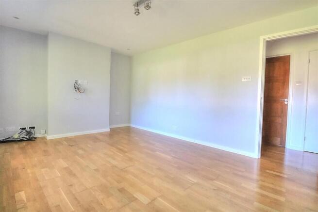 Sycamore Avenue 111 Sitt Room 2.jpg