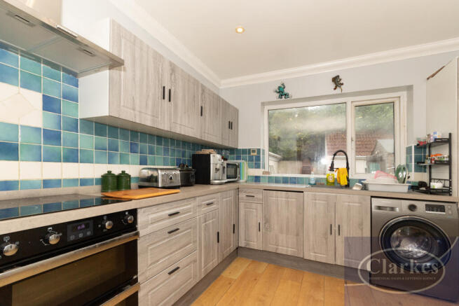 FC055_31 BASCOTT RD_024