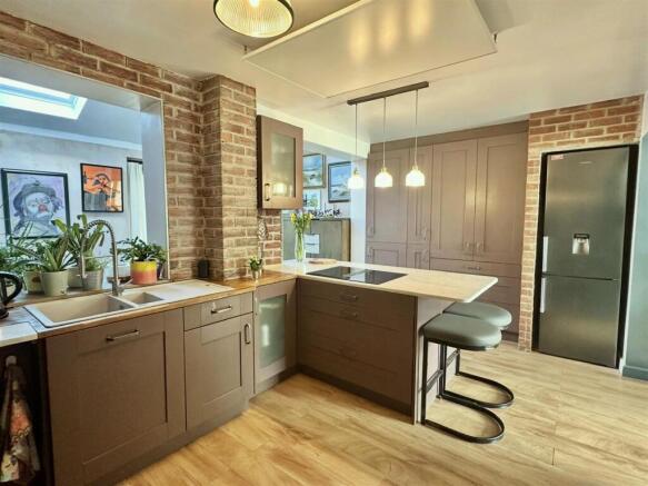 Kitchen/ Breakfast Room