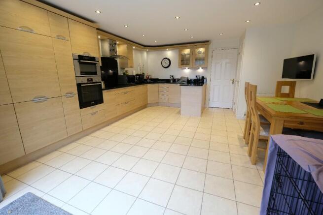 KITCHEN/DINING ROOM