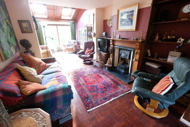 SITTING/DINING ROOM
